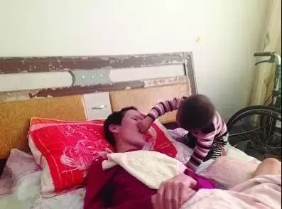 愛的力量！孕期遇交通事故女植物人奇跡產子，2歲幼子喚醒母親後嘴對嘴給媽媽餵食反哺，全網崩淚。