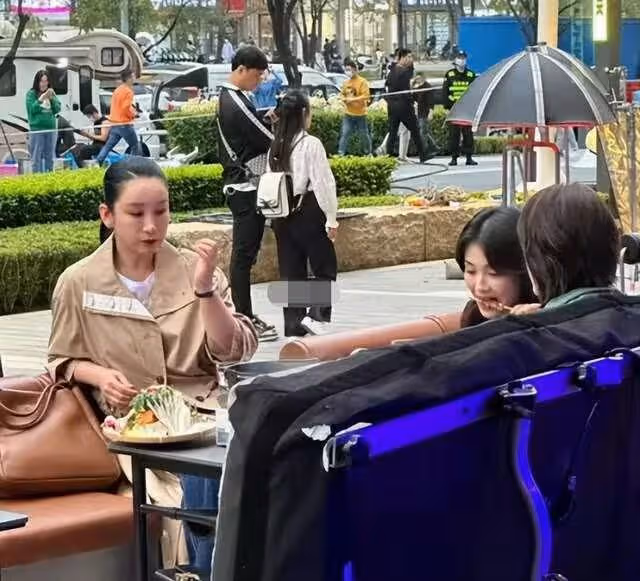 劉濤秦海璐街邊拍戲吃燒烤 不顧形象大口擼串