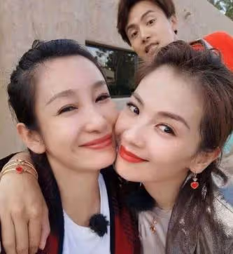 劉濤秦海璐街邊拍戲吃燒烤 不顧形象大口擼串