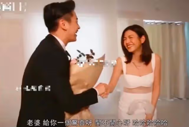 陳曉探班陳妍希，打扮精緻似新婚夫妻見面，手捧鮮花現場太甜蜜！