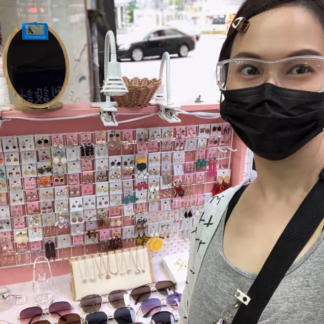 擺路邊攤謀生！類戲劇女星「被粉絲發現」豪爽承認　「扛四口家計」每月只花1萬5：知足過活