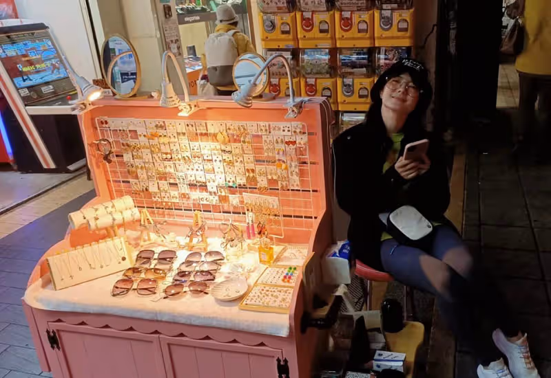 擺路邊攤謀生！類戲劇女星「被粉絲發現」豪爽承認　「扛四口家計」每月只花1萬5：知足過活