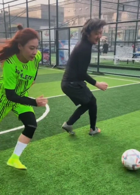 王大治久違現身,約美女踢球累到大口喘氣,45歲頭髮花白鬍子拉碴