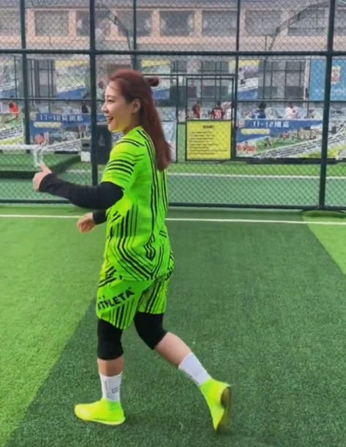 王大治久違現身,約美女踢球累到大口喘氣,45歲頭髮花白鬍子拉碴
