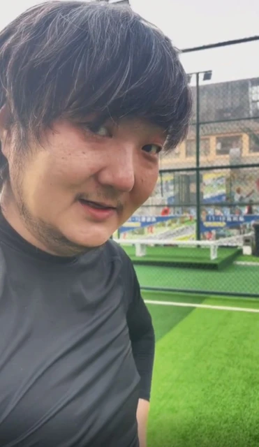 王大治久違現身,約美女踢球累到大口喘氣,45歲頭髮花白鬍子拉碴