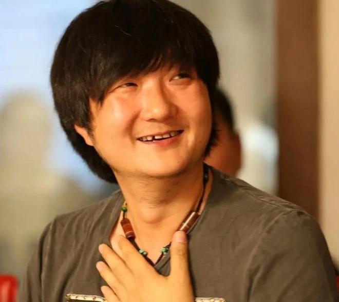 王大治久違現身,約美女踢球累到大口喘氣,45歲頭髮花白鬍子拉碴