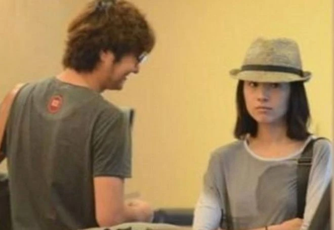 王大治久違現身,約美女踢球累到大口喘氣,45歲頭髮花白鬍子拉碴