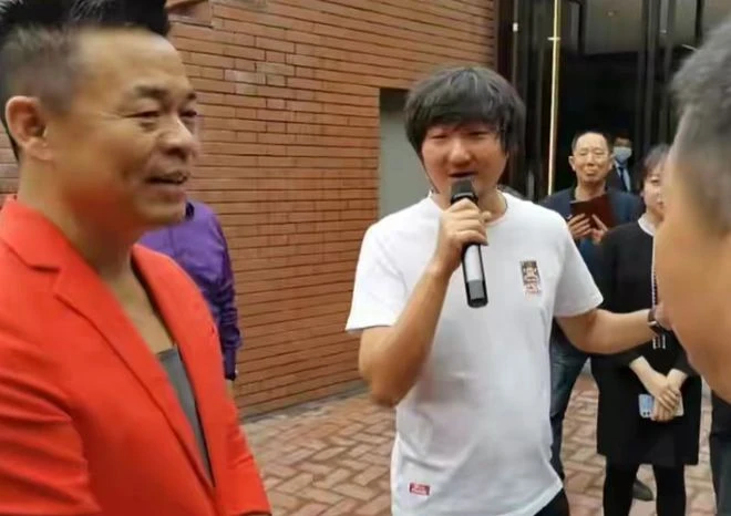 王大治久違現身,約美女踢球累到大口喘氣,45歲頭髮花白鬍子拉碴