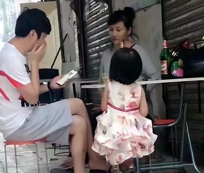 王大治久違現身,約美女踢球累到大口喘氣,45歲頭髮花白鬍子拉碴