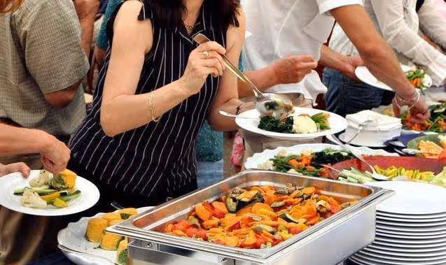 9歲女孩吃自助總是偷偷將食物裝進書包，老闆懷疑跟蹤後，準備了20萬藏進書包