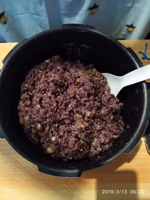 自創家常糯米八寶飯，電壓力鍋黑米紅豆綠豆花生豇豆葡萄乾大米白砂糖