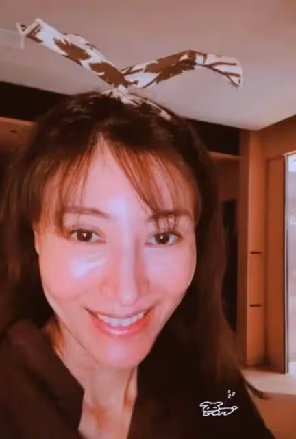 51歲李嘉欣公開素顏照，網友驚呼認不出來：不僅老樣子還很怪