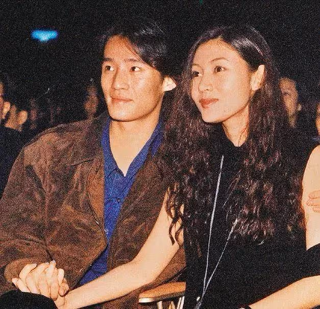 51歲李嘉欣公開素顏照，網友驚呼認不出來：不僅老樣子還很怪
