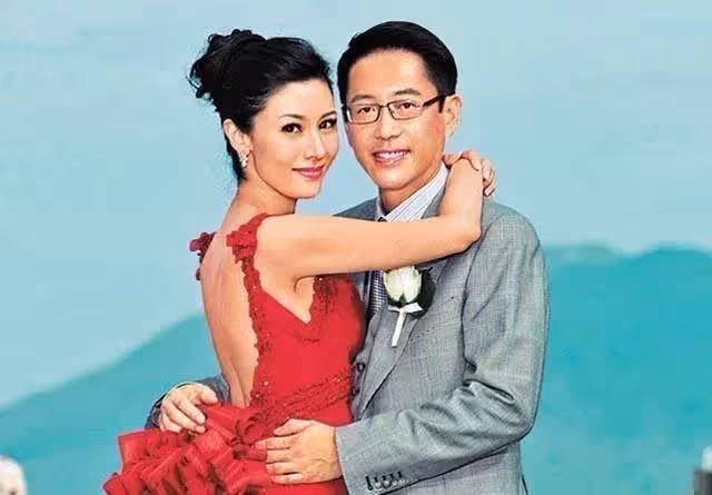 51歲李嘉欣公開素顏照，網友驚呼認不出來：不僅老樣子還很怪