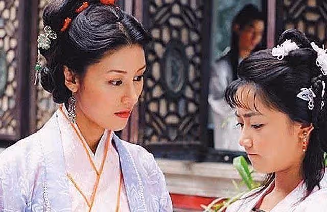 51歲李嘉欣公開素顏照，網友驚呼認不出來：不僅老樣子還很怪