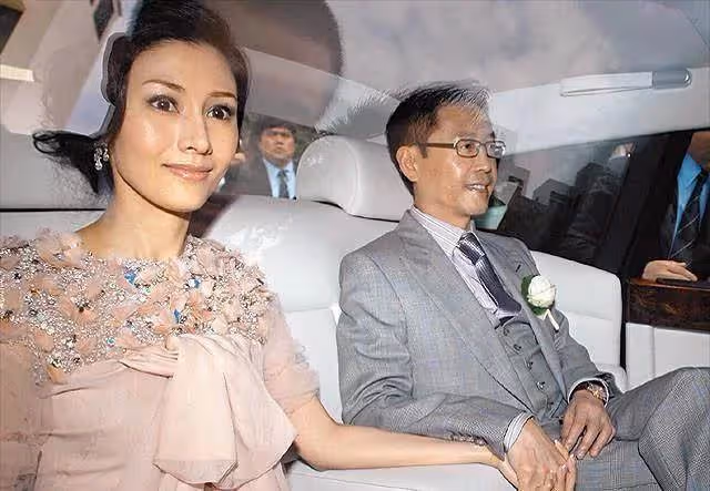 51歲李嘉欣公開素顏照，網友驚呼認不出來：不僅老樣子還很怪