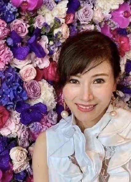 51歲李嘉欣公開素顏照，網友驚呼認不出來：不僅老樣子還很怪