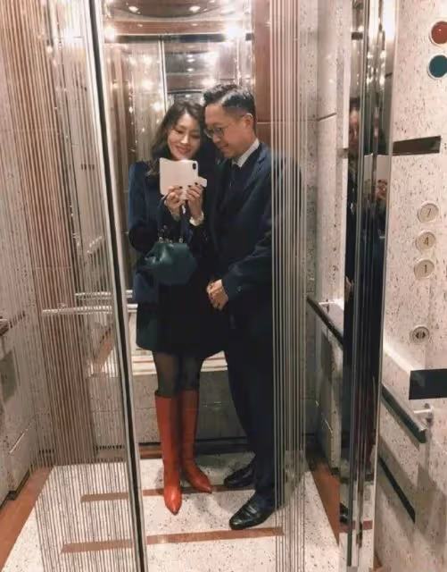 51歲李嘉欣公開素顏照，網友驚呼認不出來：不僅老樣子還很怪