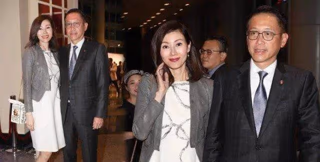 51歲李嘉欣公開素顏照，網友驚呼認不出來：不僅老樣子還很怪