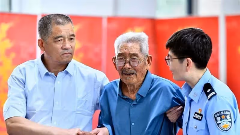 「一輩子的痛」90歲爺爺「火車站弄丟2歲兒」用一生去尋子「終於在晚年圓夢」父子相擁而泣：一聲爸爸等了58年