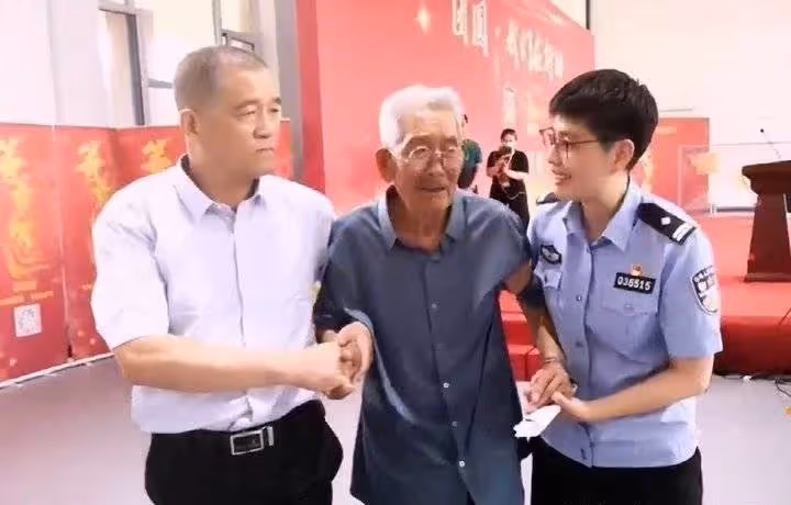 「一輩子的痛」90歲爺爺「火車站弄丟2歲兒」用一生去尋子「終於在晚年圓夢」父子相擁而泣：一聲爸爸等了58年