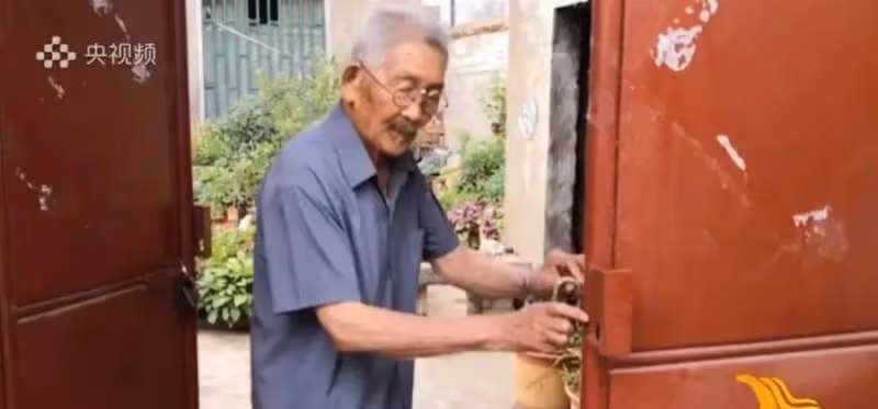 「一輩子的痛」90歲爺爺「火車站弄丟2歲兒」用一生去尋子「終於在晚年圓夢」父子相擁而泣：一聲爸爸等了58年