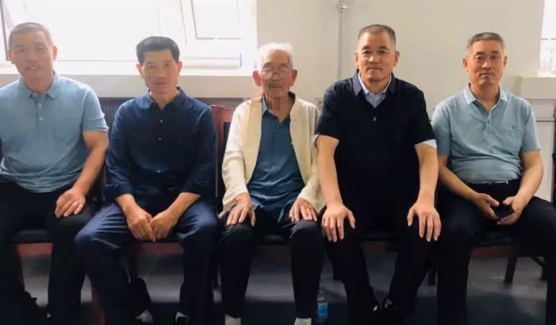 「一輩子的痛」90歲爺爺「火車站弄丟2歲兒」用一生去尋子「終於在晚年圓夢」父子相擁而泣：一聲爸爸等了58年