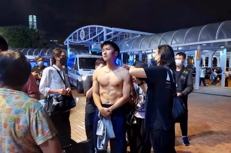 謝霆鋒在辦公室秀腹肌，一身古銅色的膚色，身後相框搶鏡，網友：柏芝和兒子？