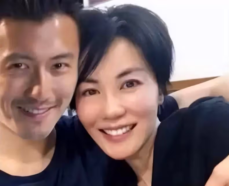 謝霆鋒在辦公室秀腹肌，一身古銅色的膚色，身後相框搶鏡，網友：柏芝和兒子？