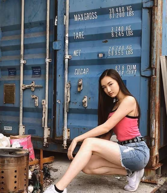 《唐伯虎點秋香》中的冬香才是真美女！美貌不輸鞏俐「連秋香都比不上」，18歲女兒膚白貌美混血氣息十足