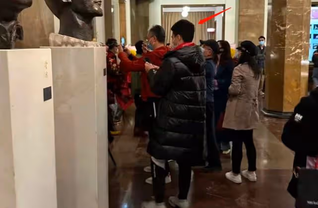 胡軍兒子絕對親生的，近照似少年版喬峰，年僅十四身高1米8以上！