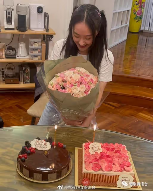 陳瀅33歲生日興奮舔手指！弔帶低胸裙現身派對