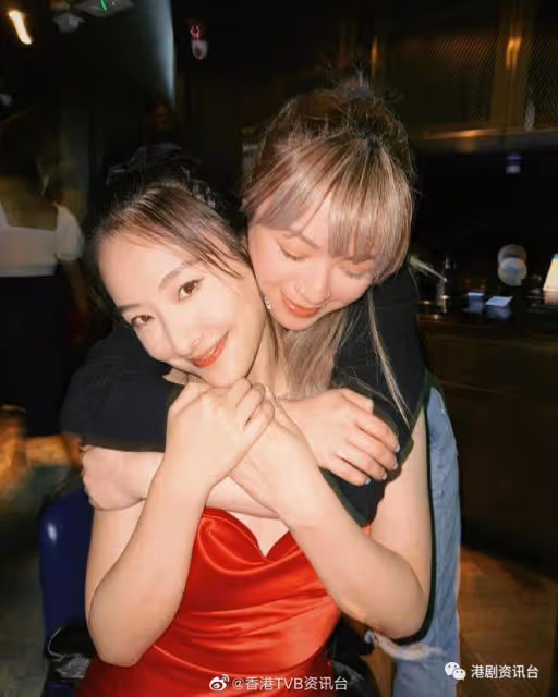 陳瀅33歲生日興奮舔手指！弔帶低胸裙現身派對