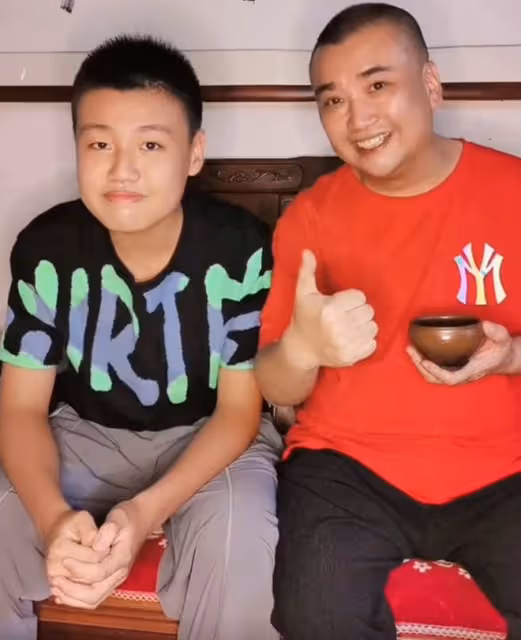 陳堅雄猝死後妻子首露面，承諾扛起整個家！15歲兒子留言讓人淚目