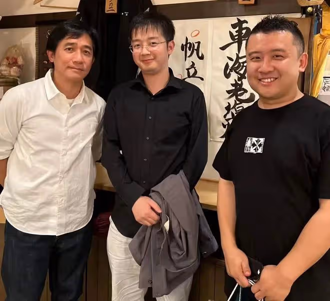 梁朝偉夫婦日本吃飯被偶遇！已遊玩多天，街頭騎7.8萬電車很愜意