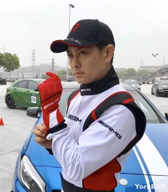 林志穎車禍後再開車照曝光,還豎拇指為自己點贊