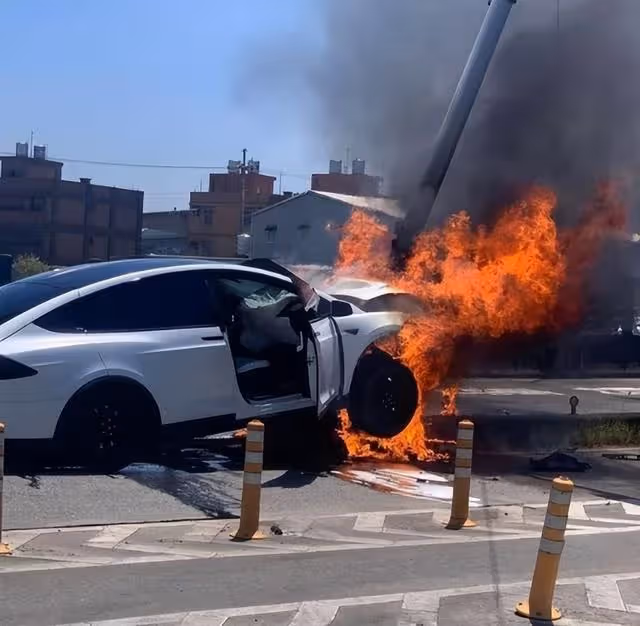 車禍三個月，林志穎曬開奔馳車照，身材消瘦酒窩明顯，臉部無塌陷