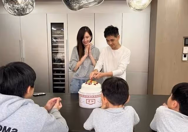 車禍三個月，林志穎曬開奔馳車照，身材消瘦酒窩明顯，臉部無塌陷