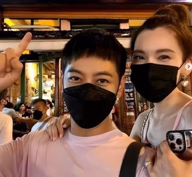 車禍三個月，林志穎曬開奔馳車照，身材消瘦酒窩明顯，臉部無塌陷