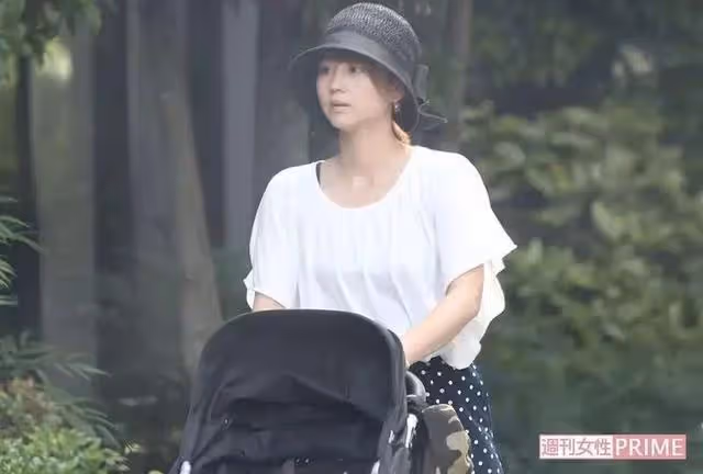 演藝圈都等她復出！34歲女星「為愛嫁大12歲老公」移居鄉下　晉升2寶媽「狗仔捕捉素顏近況」照片瘋傳