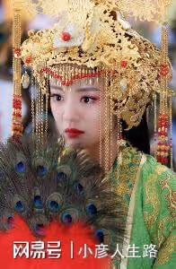 綠嫁衣誰駕馭的好？趙麗穎穿出端莊感，娜扎很靈，李一桐毀在造型