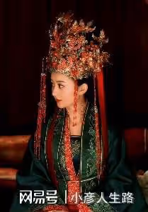 綠嫁衣誰駕馭的好？趙麗穎穿出端莊感，娜扎很靈，李一桐毀在造型