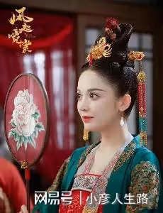 綠嫁衣誰駕馭的好？趙麗穎穿出端莊感，娜扎很靈，李一桐毀在造型