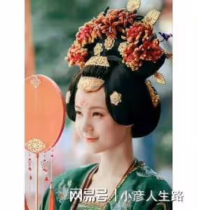 綠嫁衣誰駕馭的好？趙麗穎穿出端莊感，娜扎很靈，李一桐毀在造型