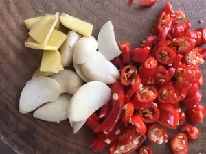 家常蒜苔炒五花肉