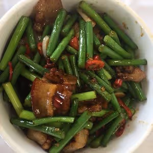 家常蒜苔炒五花肉