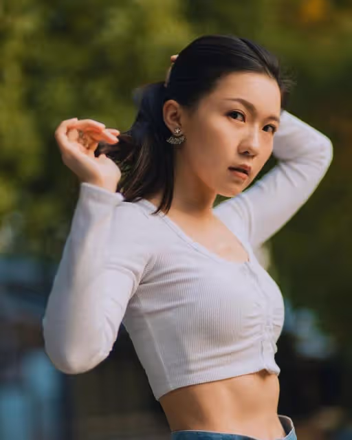 王晶32歲女兒穿露腰裝出鏡,凹凸有致身材好,腰太細褲腰十分寬鬆