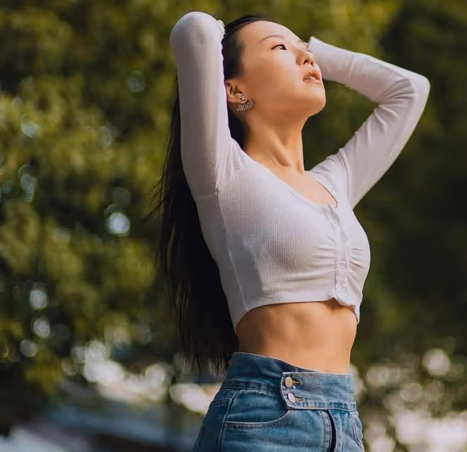 王晶32歲女兒穿露腰裝出鏡,凹凸有致身材好,腰太細褲腰十分寬鬆