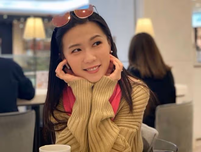 王晶32歲女兒穿露腰裝出鏡,凹凸有致身材好,腰太細褲腰十分寬鬆