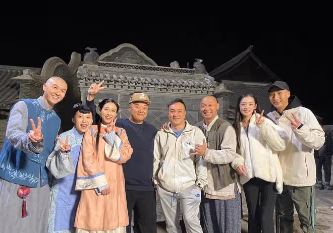 王晶32歲女兒穿露腰裝出鏡,凹凸有致身材好,腰太細褲腰十分寬鬆